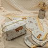 Coffret cadeau naissance cape de bain personnalisée et trousse de toilette.