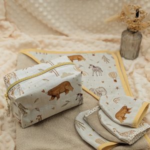 Coffret cadeau naissance cape de bain personnalisée et trousse de toilette.
