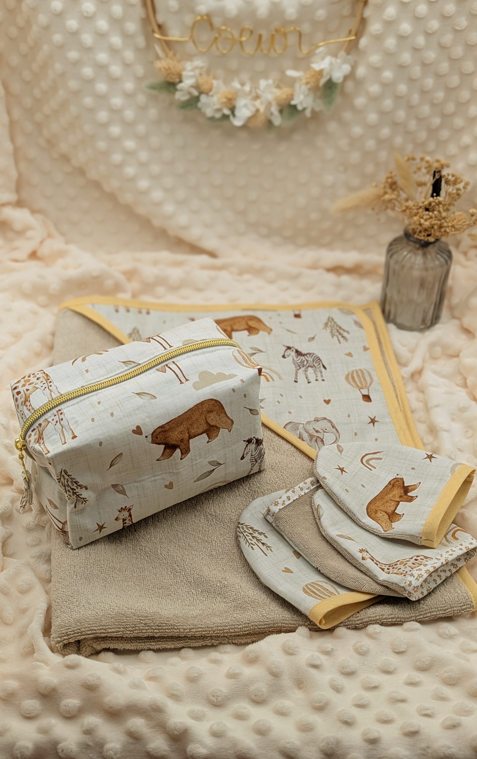 Coffret cadeau naissance cape de bain personnalisée et trousse de toilette.