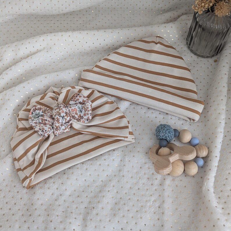 Duo de bonnets bébé rayés camel et écru avec un bonnet simple et un bonnet turban à nœud floral