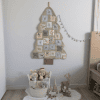 Calendrier de l'Avent mural en tissu en forme de sapin vert « Sain & GivrĂ© » avec 24 poches numĂ©rotĂ©es, suspendu au-dessus d'un panier de doudous â Coudcoeurcie.