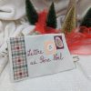 Ensemble de pochettes en tissu pour la Lettre au Père Noël fabriquées à la main par Coudcoeurcie, ornées de timbres illustrés et de finitions en tissu vichy et fleuri sur fond blanc étoilé.